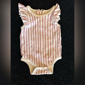 NWOT cute ruffle bodysuit 100% organic cotton